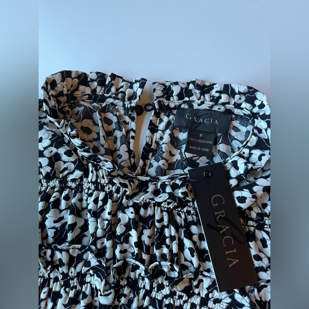 Gracia Monochrome Floral Blouse NWT Size Small - Picture 4 of 8